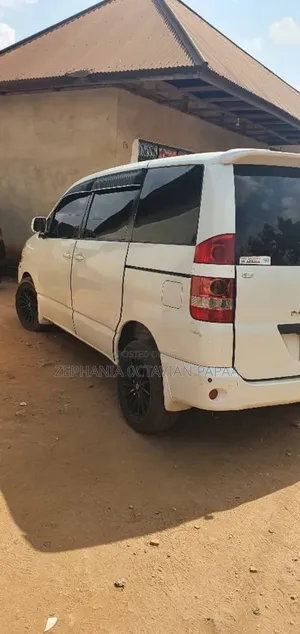 Toyota Noah 2005 White