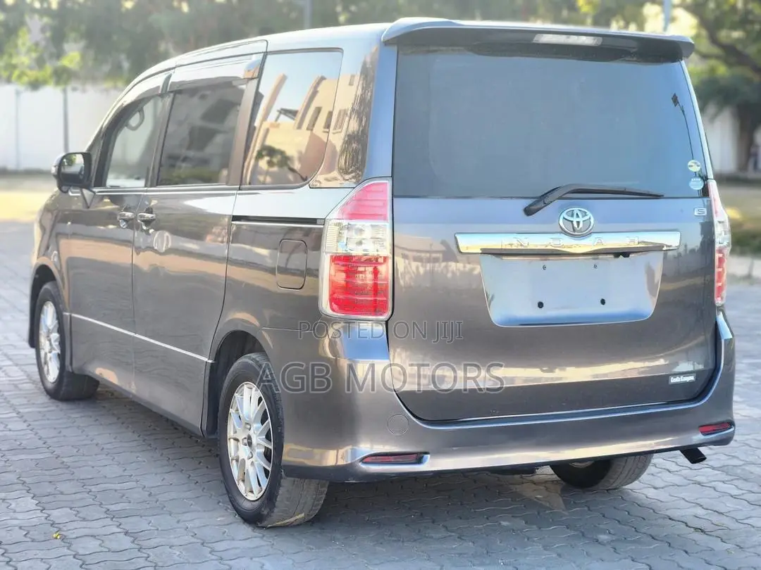 Toyota Noah 2008 Gray