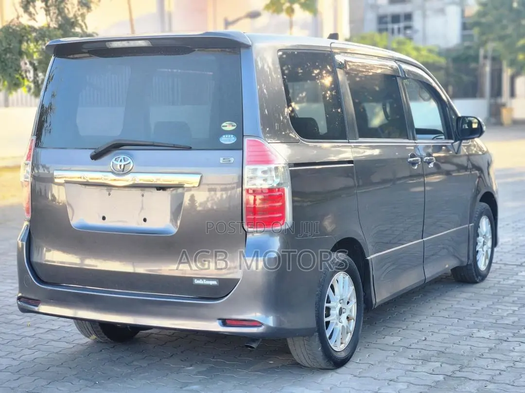 Toyota Noah 2008 Gray