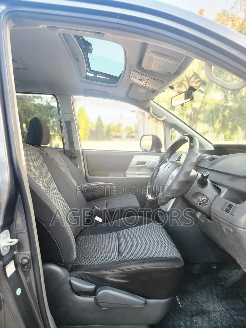 Toyota Noah 2008 Gray