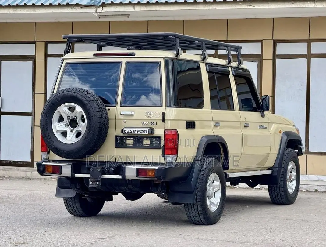 Toyota Land Cruiser 4.5 V8 DLX 2013 Beige