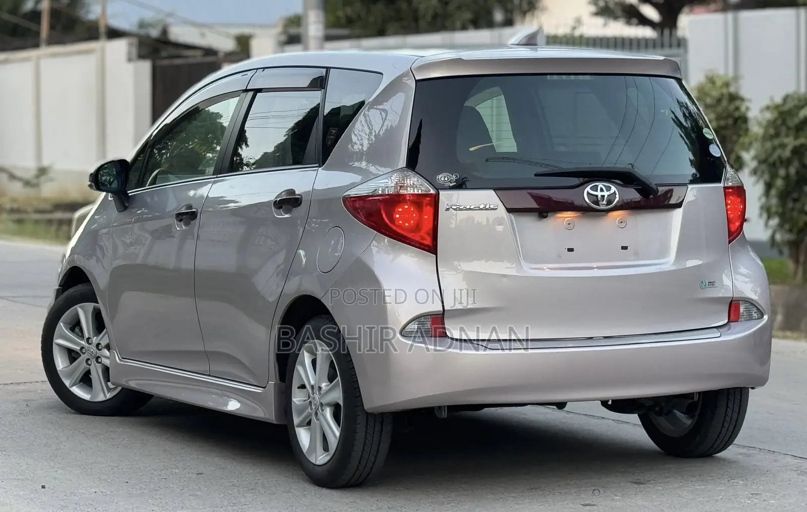 Toyota Ractis 1.3 FWD 2012 Silver