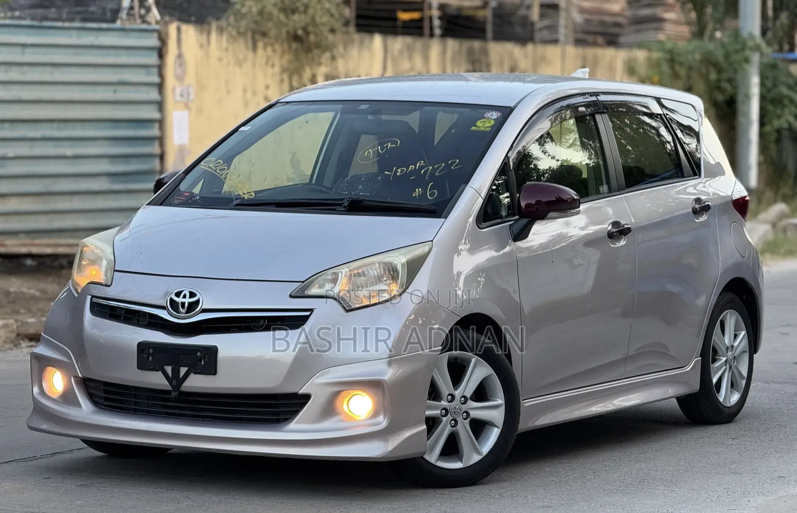 Toyota Ractis 1.3 FWD 2012 Silver
