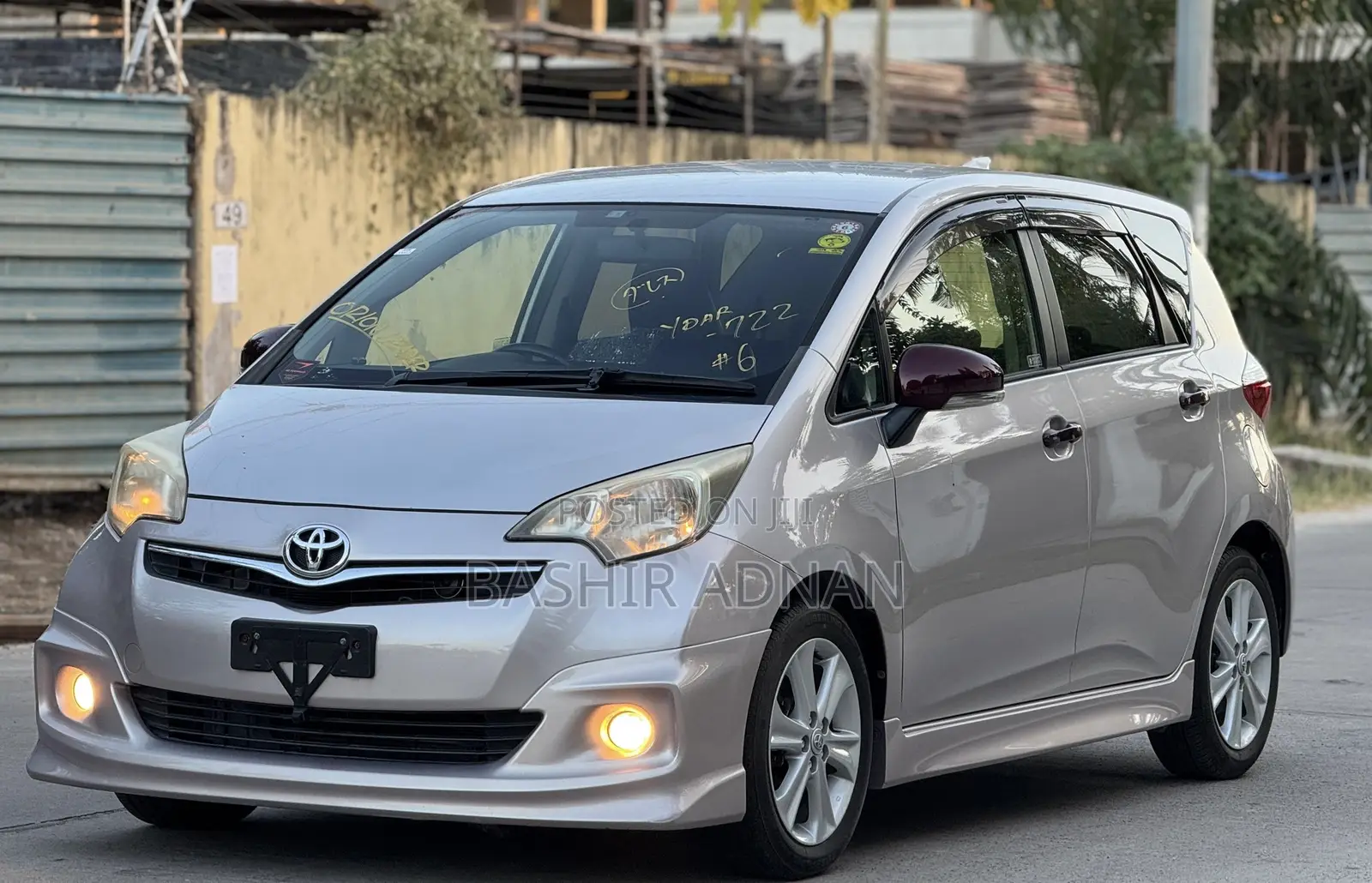 Toyota Ractis 1.3 FWD 2012 Silver