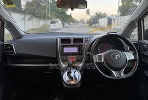 Toyota Ractis 1.3 FWD 2012 Silver