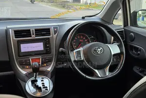 Toyota Ractis 1.3 FWD 2012 Silver