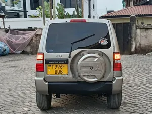 Mitsubishi Pajero 2003 Gold