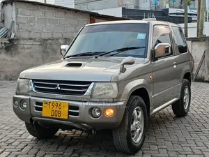 Mitsubishi Pajero 2003 Gold