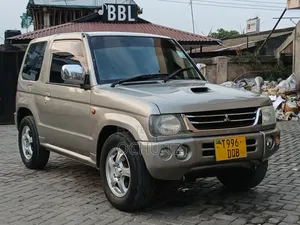 Mitsubishi Pajero 2003 Gold