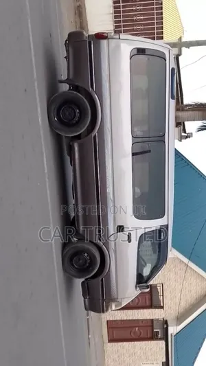 Toyota HiAce 2000 Silver