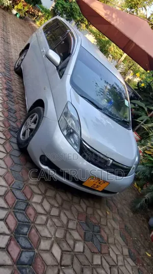 Toyota ISIS 1.8 L 2006 Silver