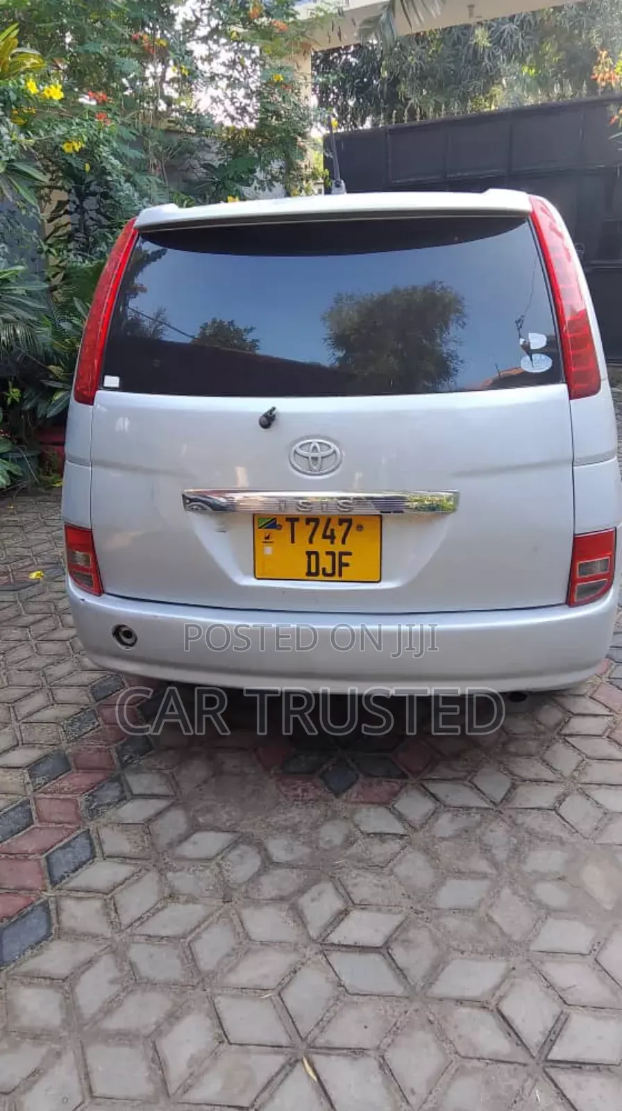 Toyota ISIS 1.8 L 2006 Silver