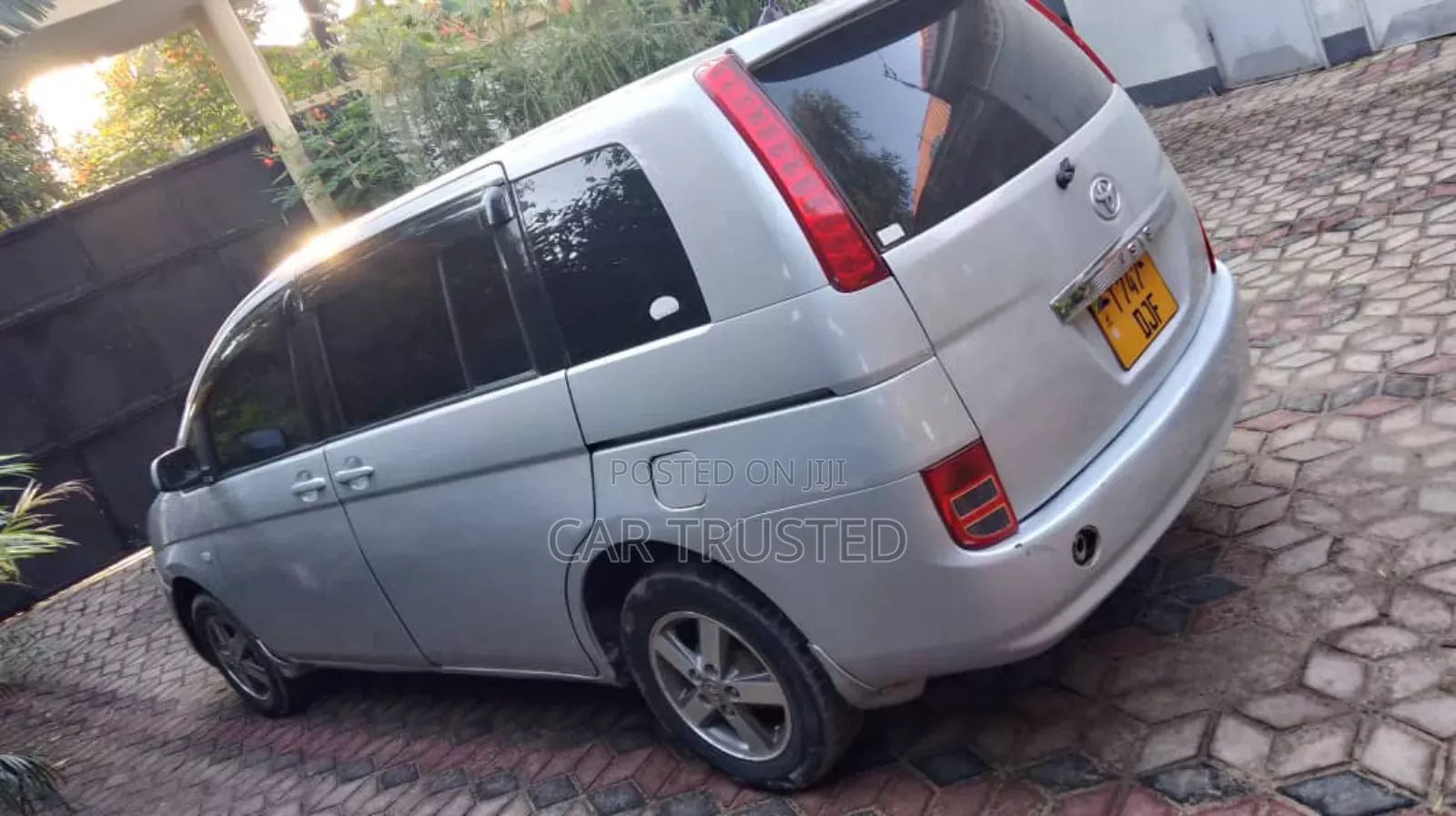 Toyota ISIS 1.8 L 2006 Silver