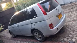 Toyota ISIS 1.8 L 2006 Silver