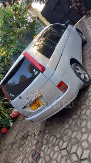 Toyota ISIS 1.8 L 2006 Silver