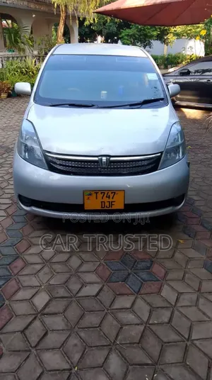 Toyota ISIS 1.8 L 2006 Silver