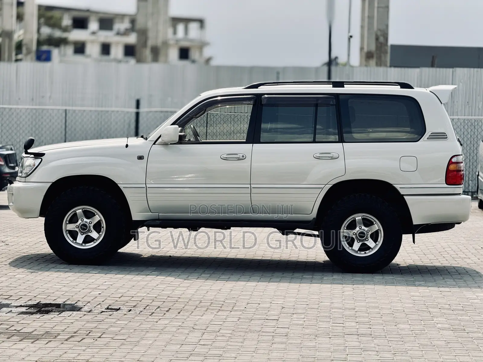 Toyota Land Cruiser HDJ 100 2001 White