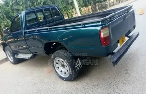Toyota Hilux 2001 Green
