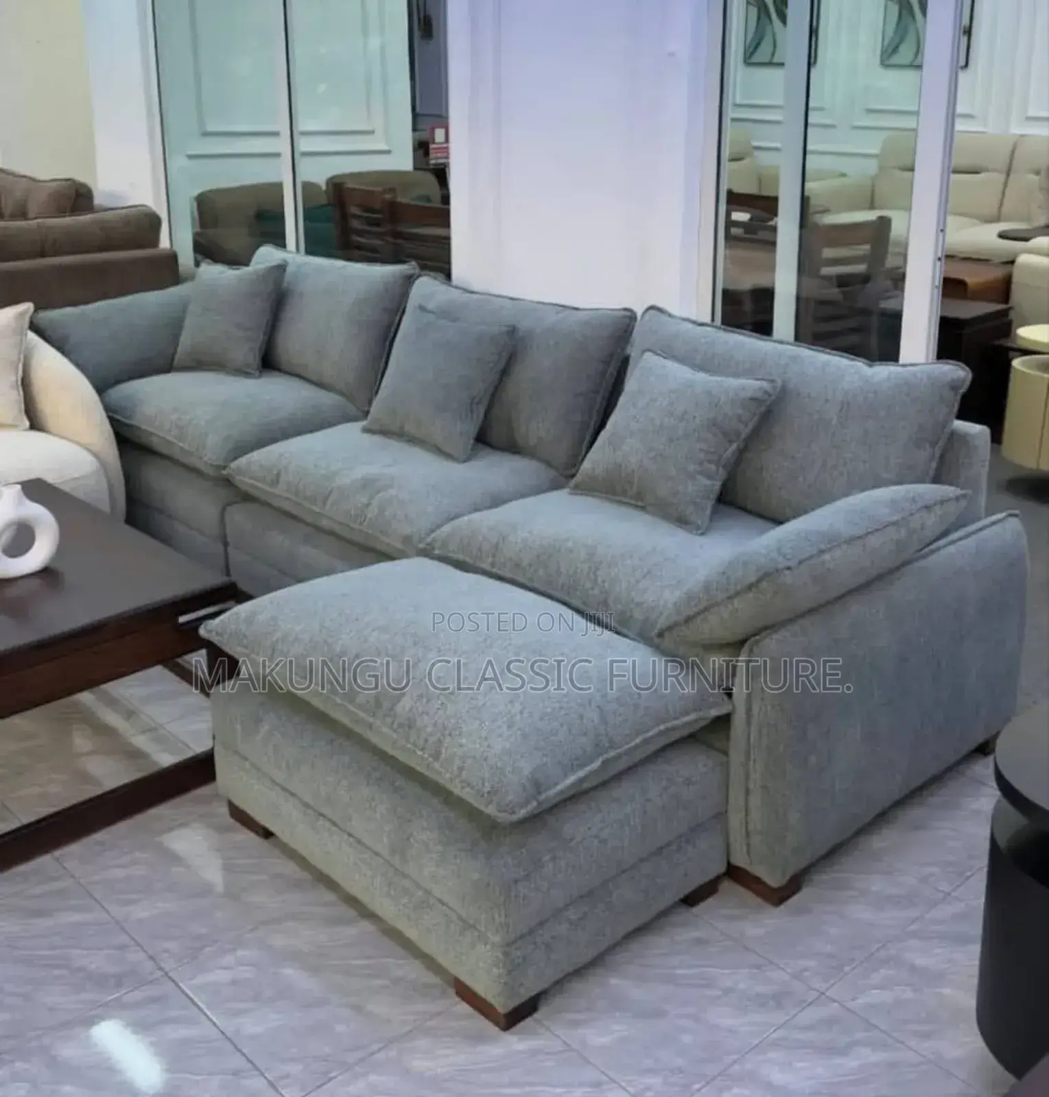 Sofa Seats 4 Na Mito Yake