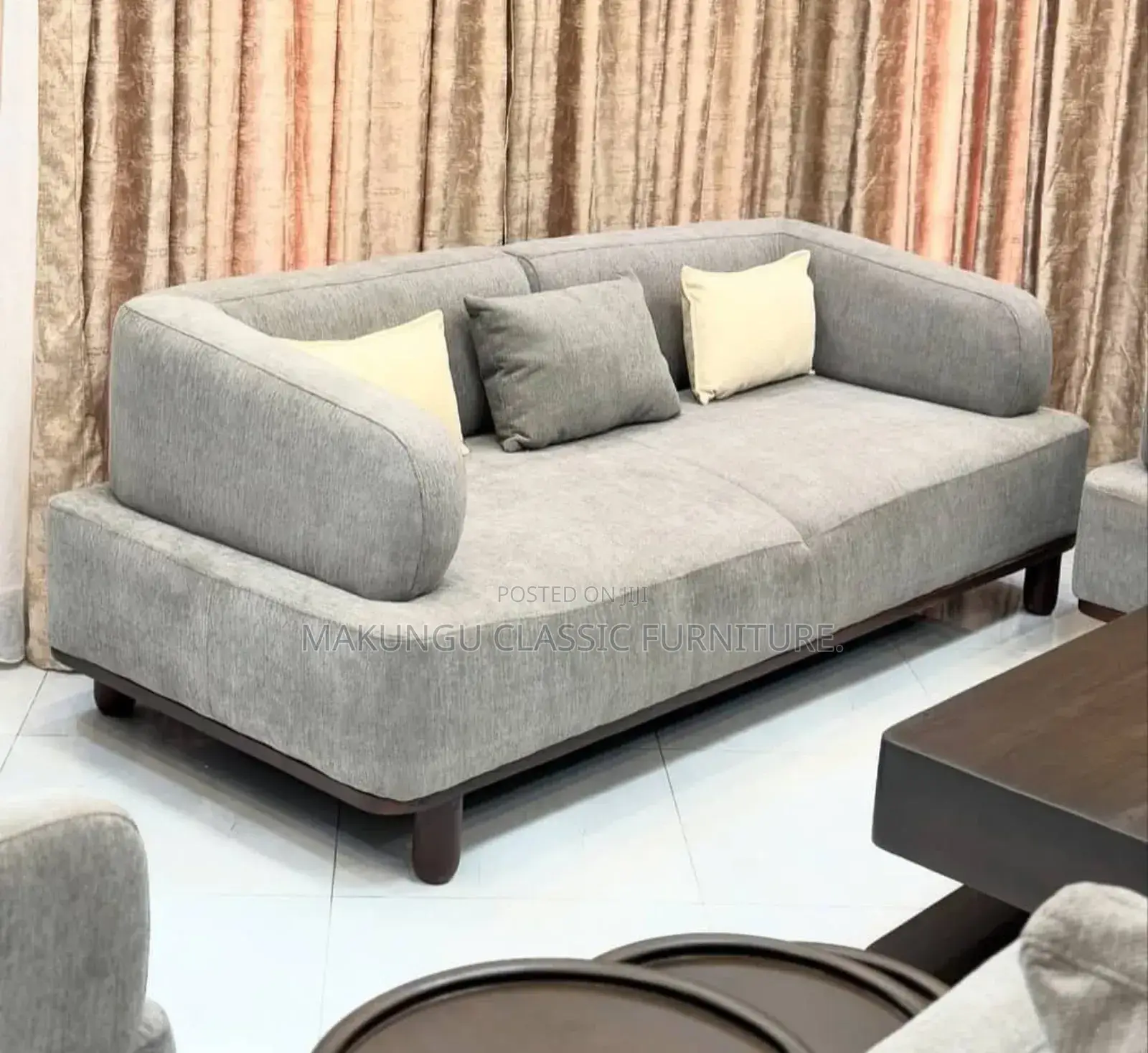 Classic Sofa Seats Mbili
