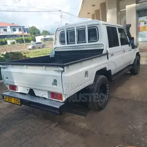 Toyota Land Cruiser 4.0 V6 DLX 2014 White