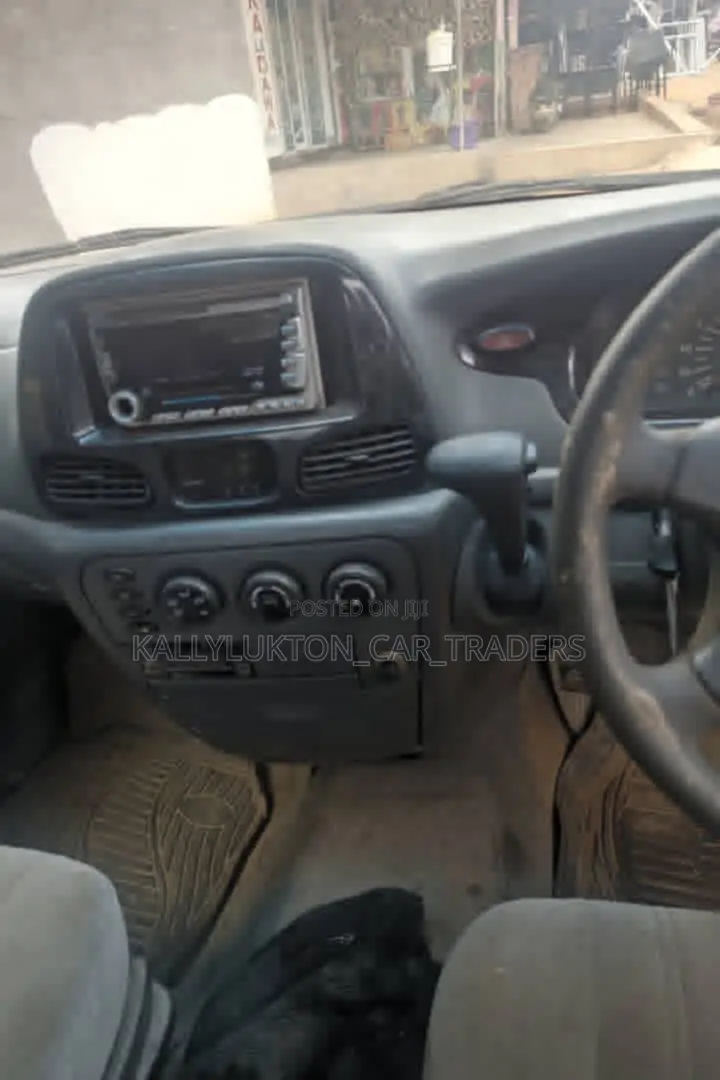 Toyota Noah 2001 Yellow