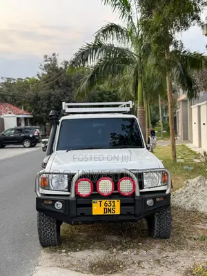 Toyota Land Cruiser 2010 White