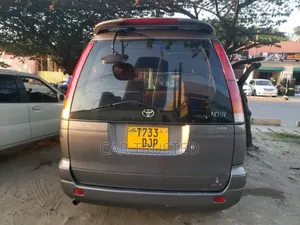 Toyota Noah 2.0 AWD (8 Seater) 2001 Gray