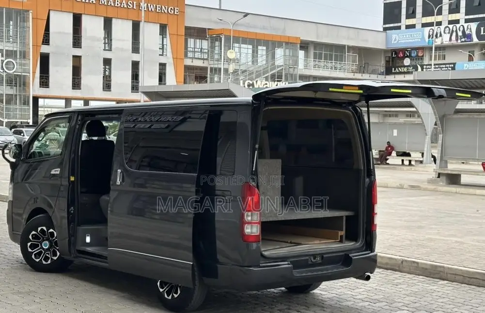 Toyota HiAce 2005 Black