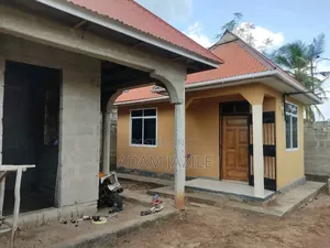 Nyumba Mbili Kwenye Fensi Moja Zinauzwa