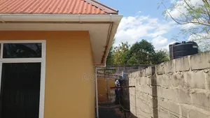 Nyumba Mbili Kwenye Fensi Moja Zinauzwa