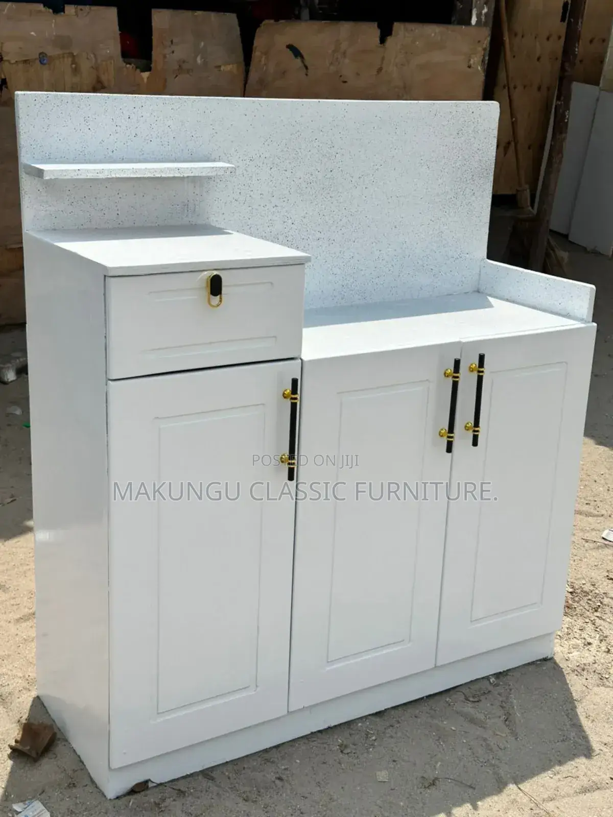 Cabinet Yenye Kibao Nyuma Inatumia Jiko La Plates