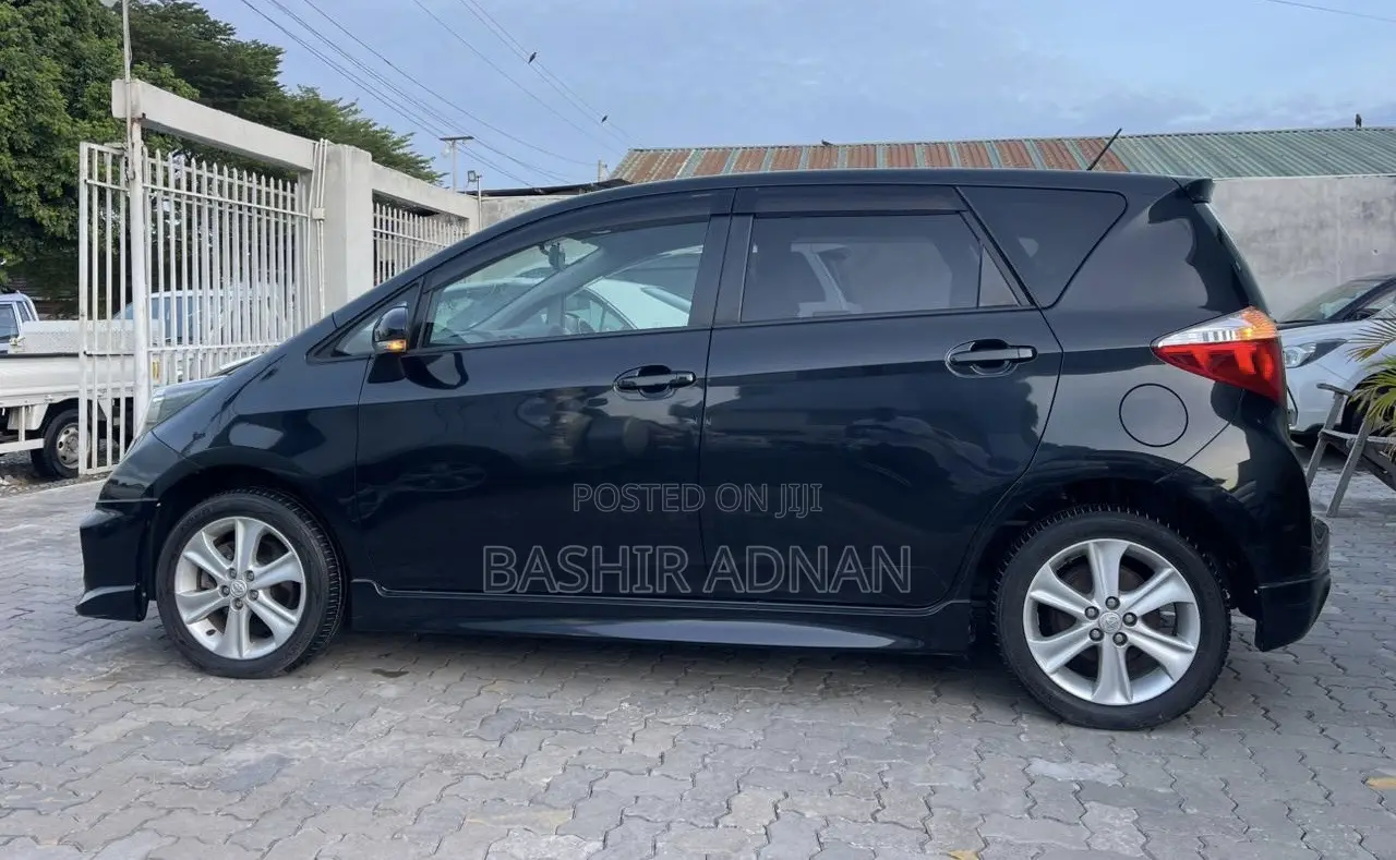 Toyota Ractis 1.5 FWD 2012 Black