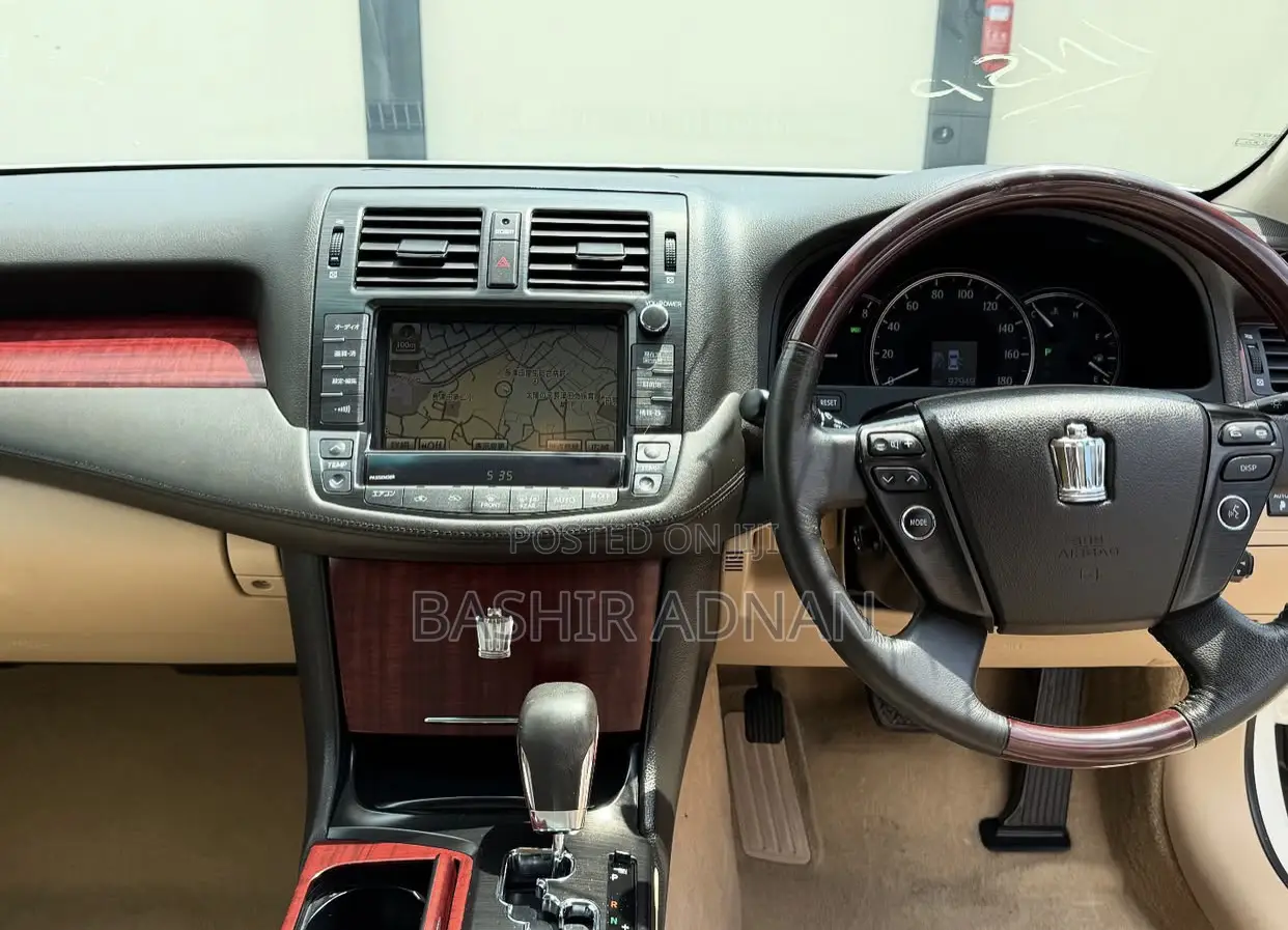Toyota Crown 2010 White