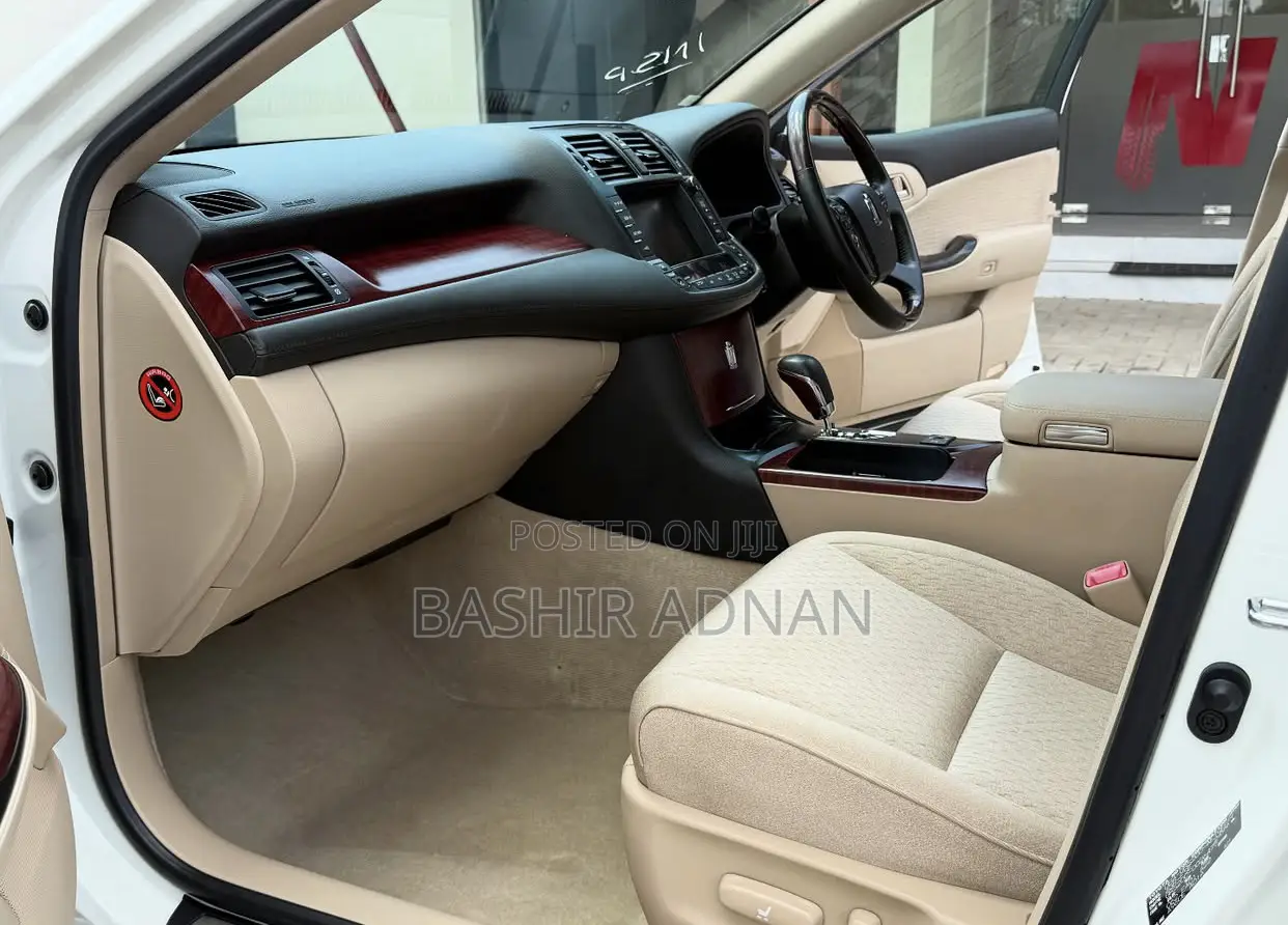 Toyota Crown 2010 White