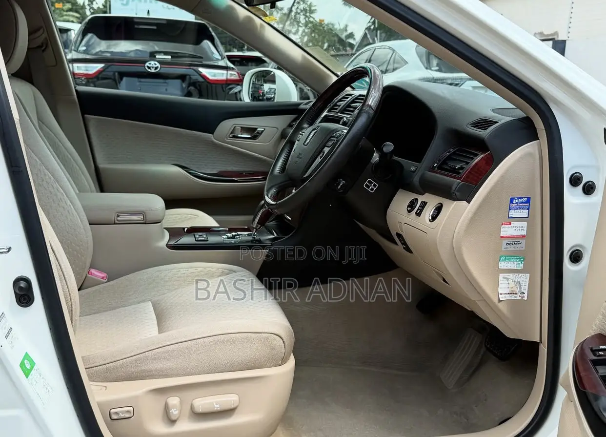 Toyota Crown 2010 White