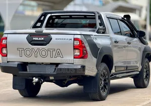 Toyota Hilux 2022 Gray