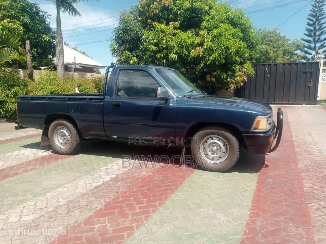 Toyota Hilux 1983 Blue