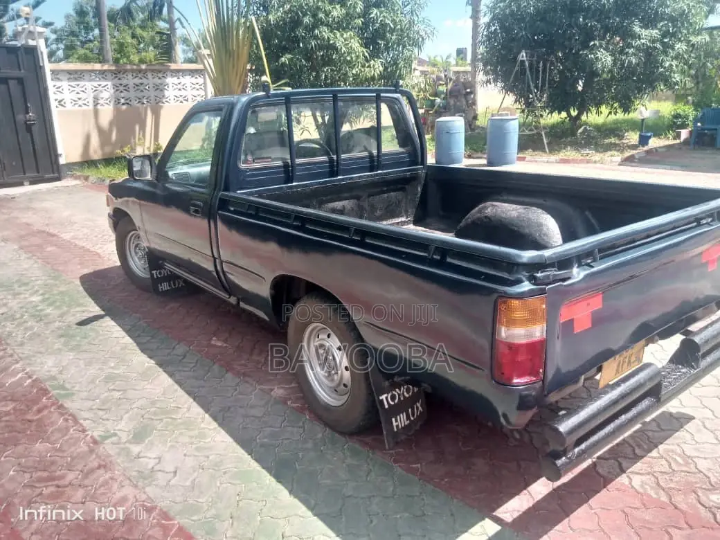Toyota Hilux 1983 Blue
