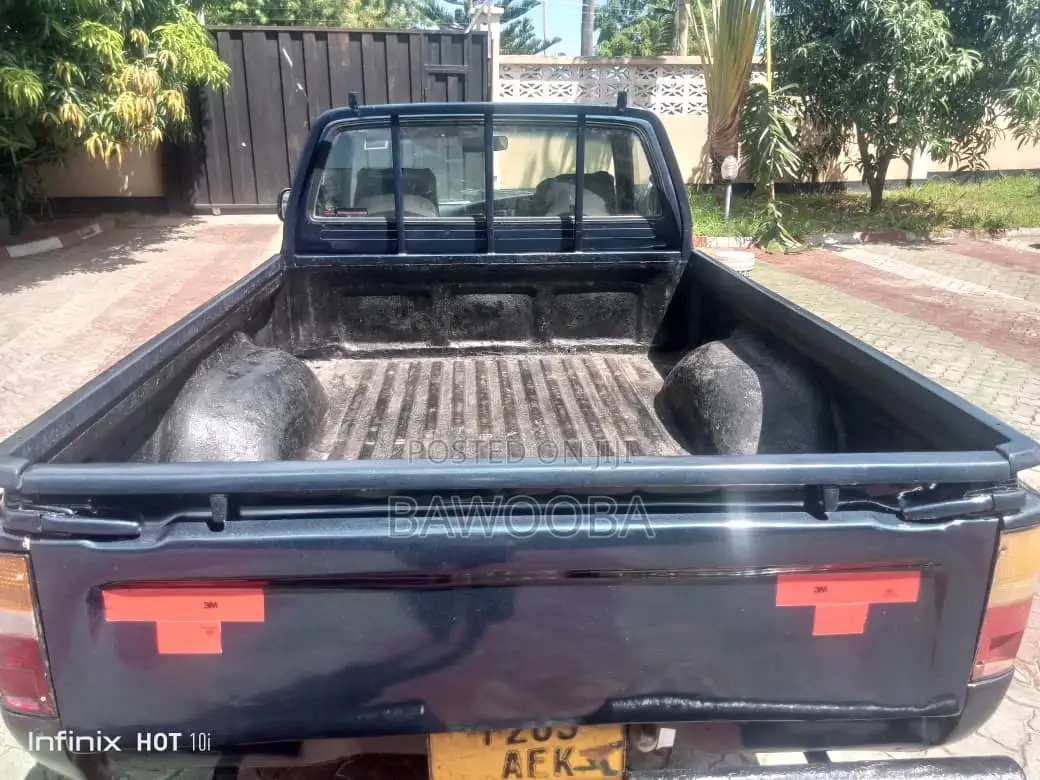 Toyota Hilux 1983 Blue
