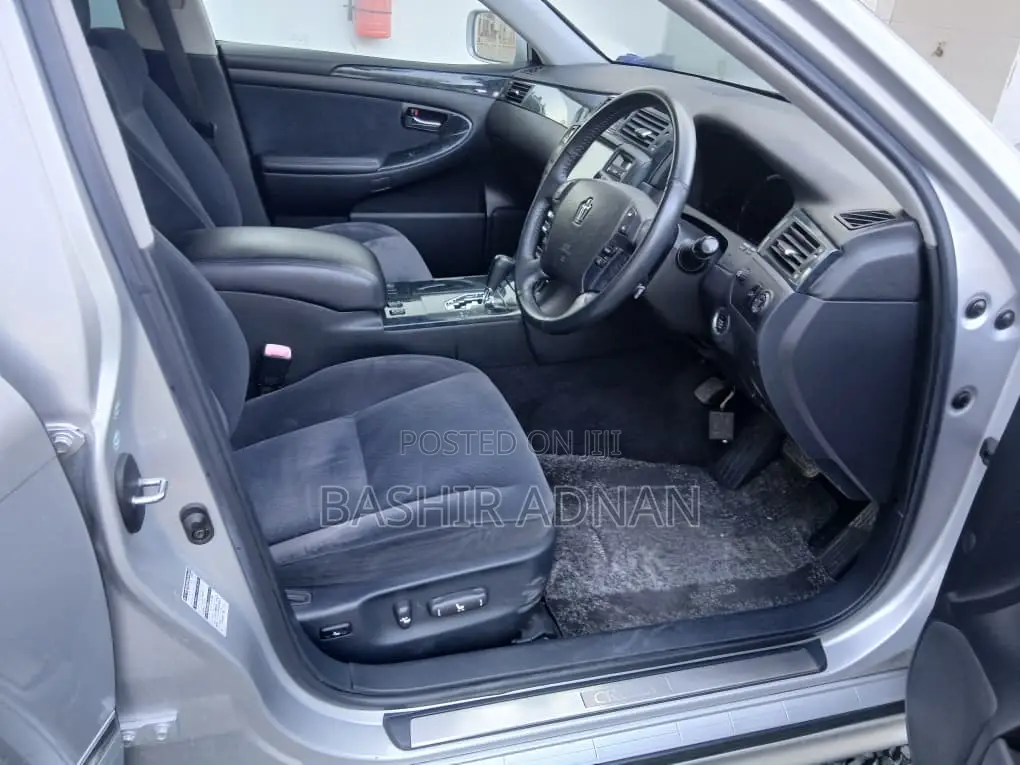 Toyota Crown 2006 Silver