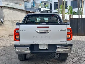 Toyota Hilux 2022 White