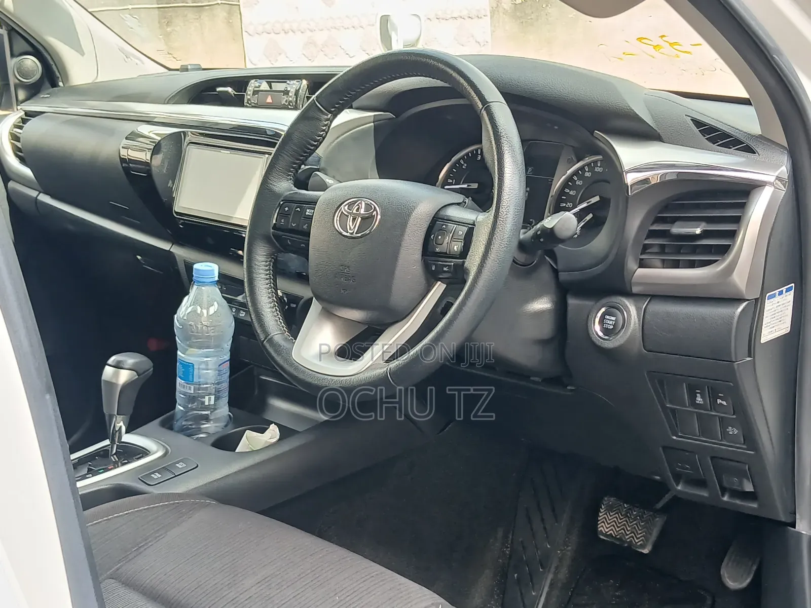 Toyota Hilux 2022 White
