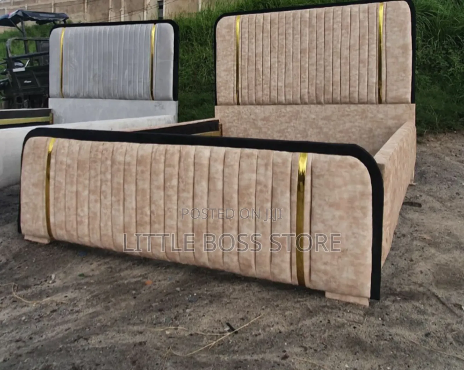 Bed Sofa 5/6 Kila Rangi Ipo