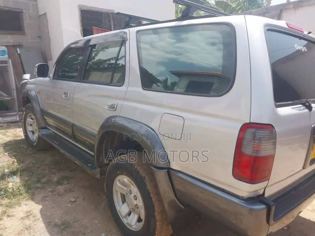 Toyota Hilux Surf 2000 Silver