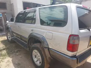 Toyota Hilux Surf 2000 Silver