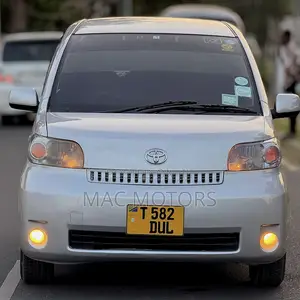 Toyota Porte 2004 Silver