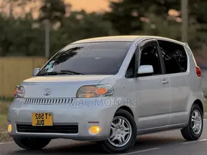Toyota Porte 2004 Silver