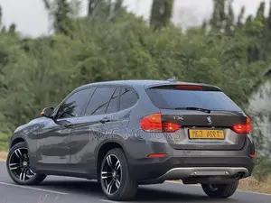 BMW X1 sDrive28i 4dr SUV (2.0L 4cyl Turbo 8A) 2014 Gray