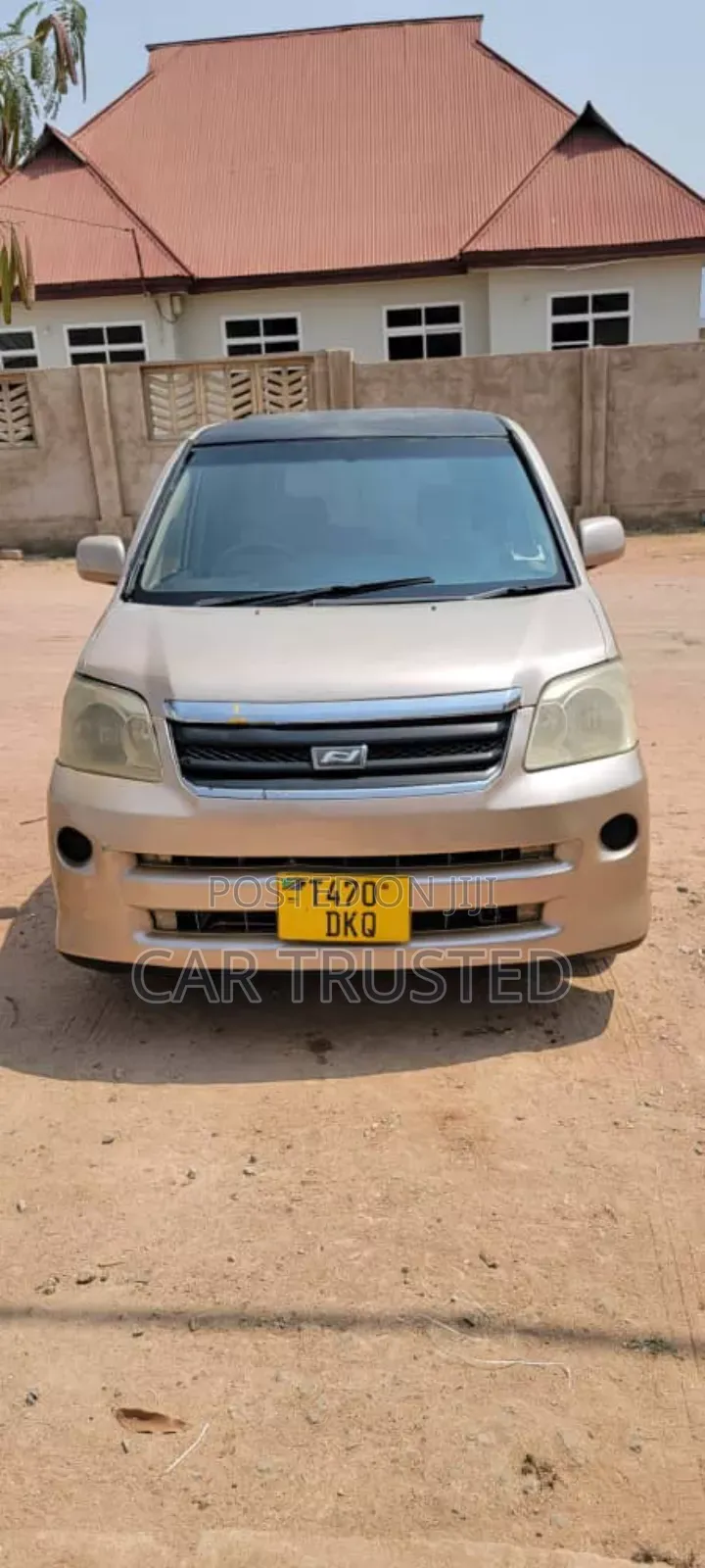 Toyota Noah 2.0 AWD (8 Seater) 2005 Gold